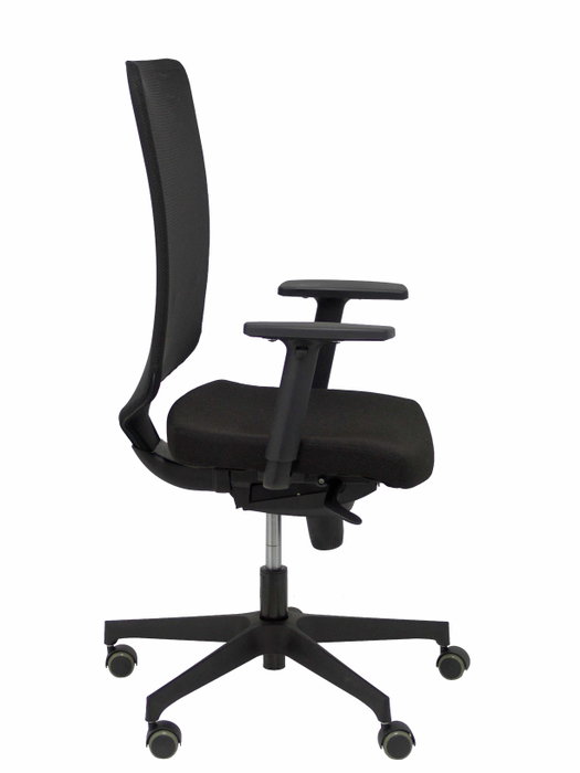Silla de oficina Ossa con mecanismo Sincro tapizada con Tela color Negro. Equipada con lumbar 1D, Brazos 1D y Ruedas de parqué