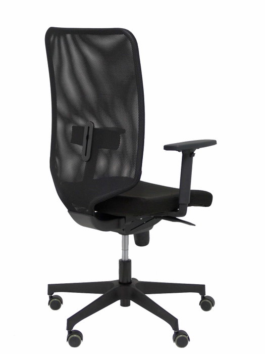 Silla de oficina Ossa con mecanismo Sincro tapizada con Tela color Negro. Equipada con lumbar 1D, Brazos 1D y Ruedas de parqué