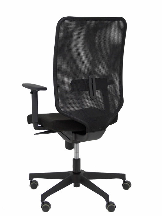 Silla de oficina Ossa con mecanismo Sincro tapizada con Tela color Negro. Equipada con lumbar 1D, Brazos 1D y Ruedas de parqué