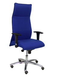 Sillón Albacete con mecanismo Sincro tapizada con Tela color Azul. Equipado con Base aluminio, Brazos 1D y Ruedas de parqué