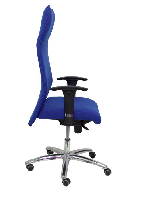 Sillón Albacete con mecanismo Sincro tapizada con Tela color Azul. Equipado con Base aluminio, Brazos 1D y Ruedas de parqué
