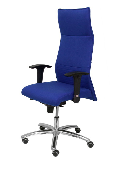 Sillón Albacete con mecanismo Sincro tapizada con Tela color Azul. Equipado con Base aluminio, Brazos 1D y Ruedas de parqué