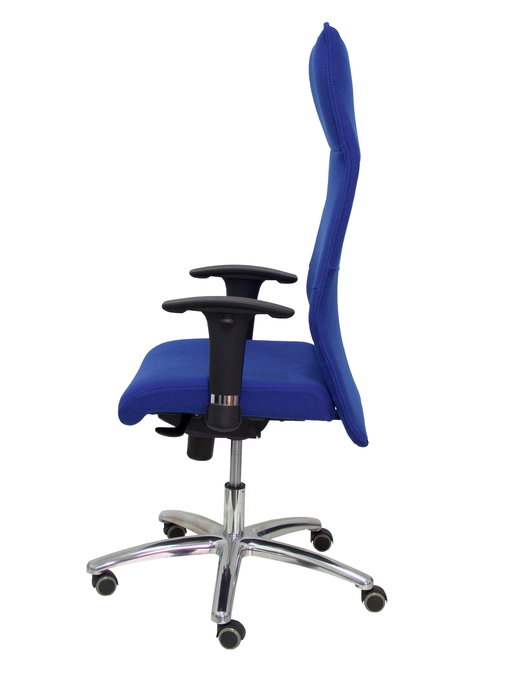 Sillón Albacete con mecanismo Sincro tapizada con Tela color Azul. Equipado con Base aluminio, Brazos 1D y Ruedas de parqué