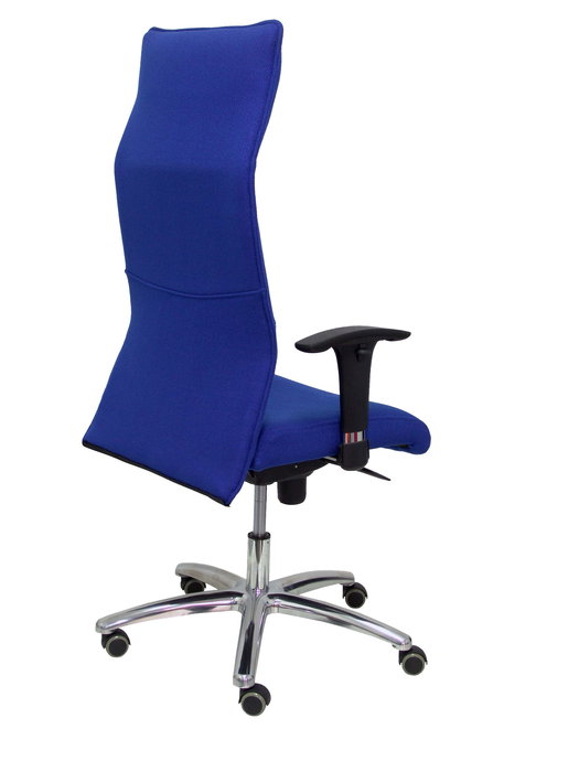 Sillón Albacete con mecanismo Sincro tapizada con Tela color Azul. Equipado con Base aluminio, Brazos 1D y Ruedas de parqué