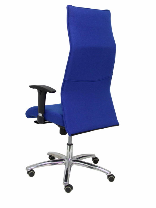 Sillón Albacete con mecanismo Sincro tapizada con Tela color Azul. Equipado con Base aluminio, Brazos 1D y Ruedas de parqué