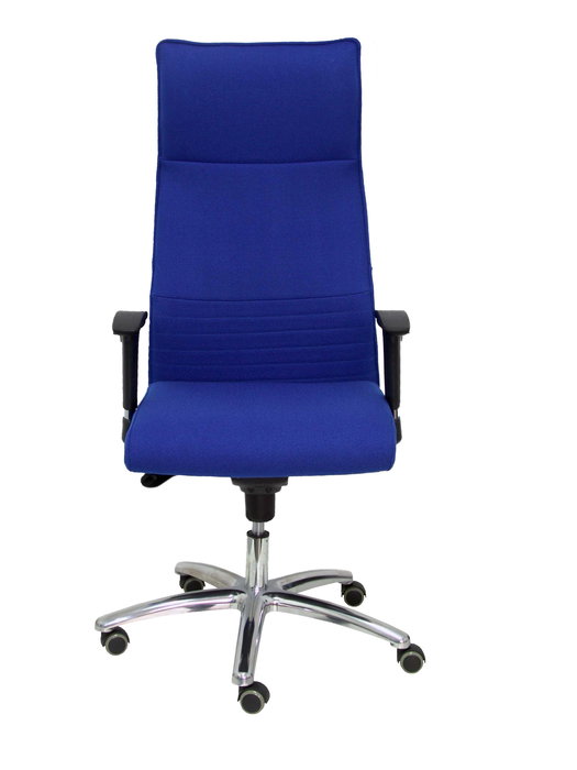 Sillón Albacete con mecanismo Sincro tapizada con Tela color Azul. Equipado con Base aluminio, Brazos 1D y Ruedas de parqué