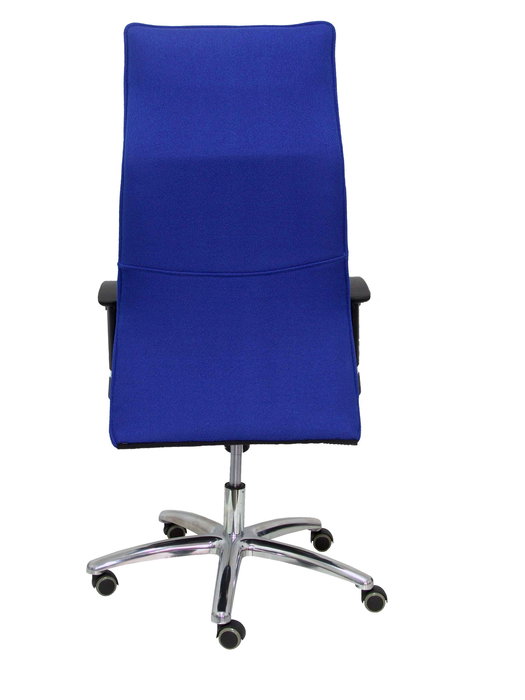Sillón Albacete con mecanismo Sincro tapizada con Tela color Azul. Equipado con Base aluminio, Brazos 1D y Ruedas de parqué