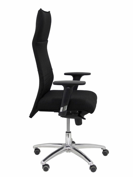 Sillón Albacete con mecanismo Sincro tapizada con Tela color Negro. Equipado con Base aluminio, Brazos 1D y Ruedas de parqué