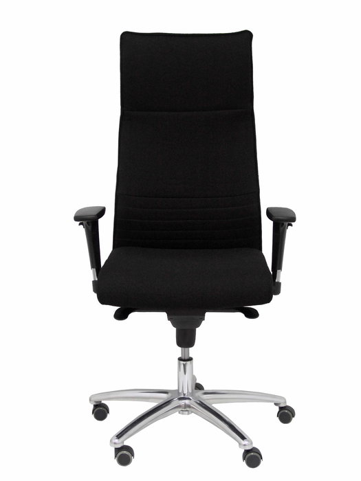 Sillón Albacete con mecanismo Sincro tapizada con Tela color Negro. Equipado con Base aluminio, Brazos 1D y Ruedas de parqué