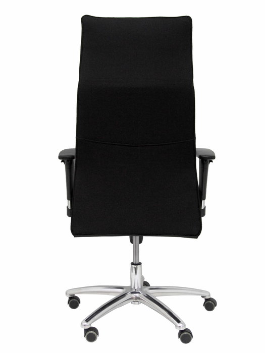 Sillón Albacete con mecanismo Sincro tapizada con Tela color Negro. Equipado con Base aluminio, Brazos 1D y Ruedas de parqué