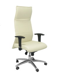 Sillón Albacete con mecanismo Sincro tapizada con Similpiel color Crema. Equipado con Base aluminio, Brazos 1D y Ruedas de parqué