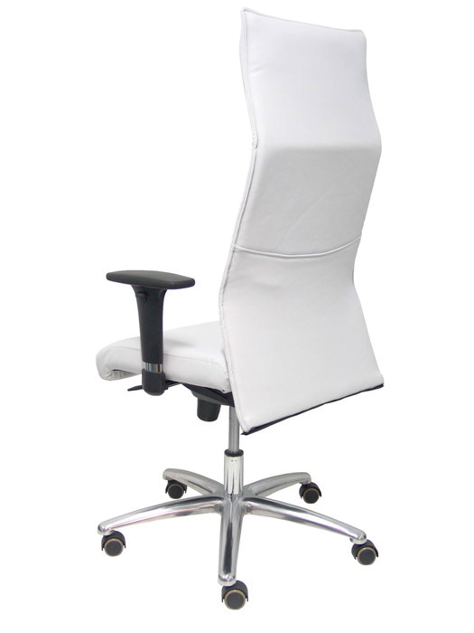 Sillón Albacete con mecanismo Sincro tapizada con Similpiel color Gris claro. Equipado con Base aluminio, Brazos 1D y Ruedas de parqué