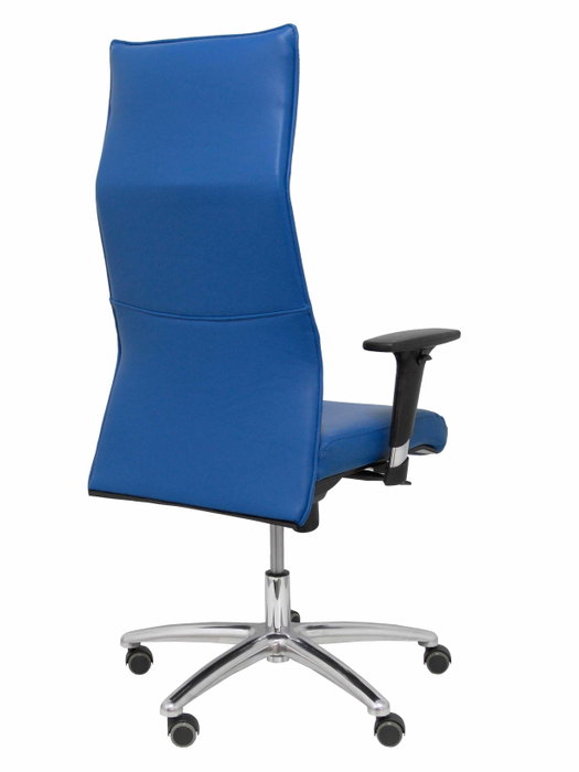 Sillón Albacete con mecanismo Sincro tapizada con Similpiel color Azul. Equipado con Base aluminio, Brazos 1D y Ruedas de parqué