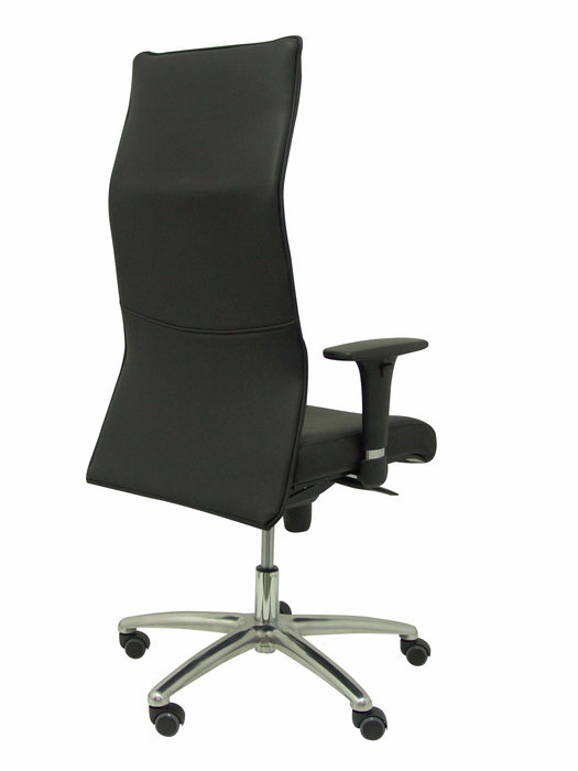 Sillón Albacete con mecanismo Sincro tapizada con Similpiel color Negro. Equipado con Base aluminio, Brazos 1D y Ruedas de parqué