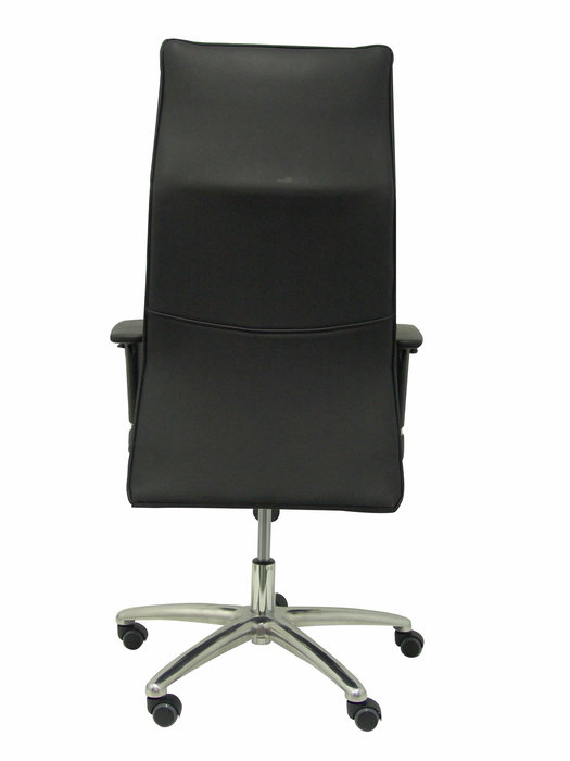 Sillón Albacete con mecanismo Sincro tapizada con Similpiel color Negro. Equipado con Base aluminio, Brazos 1D y Ruedas de parqué