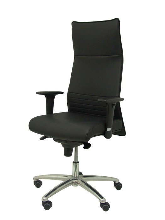 Sillón Albacete con mecanismo Sincro tapizada con Similpiel color Negro. Equipado con Base aluminio, Brazos 1D y Ruedas de parqué
