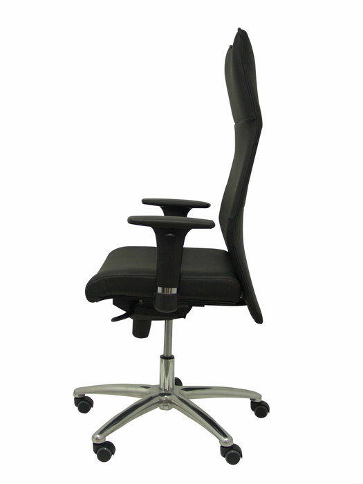 Sillón Albacete con mecanismo Sincro tapizada con Similpiel color Negro. Equipado con Base aluminio, Brazos 1D y Ruedas de parqué