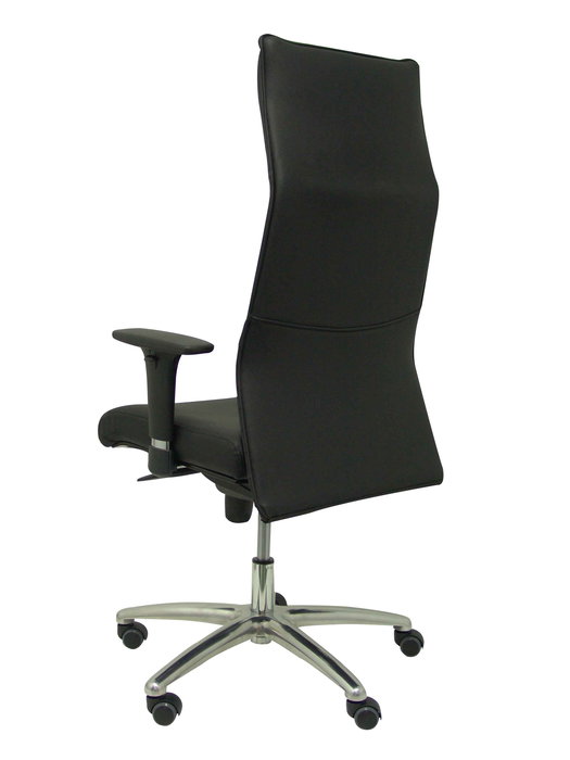 Sillón Albacete con mecanismo Sincro tapizada con Similpiel color Negro. Equipado con Base aluminio, Brazos 1D y Ruedas de parqué