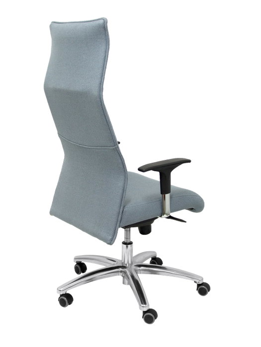 Sillón Albacete con mecanismo Sincro tapizada con Tela color Gris. Equipado con Base aluminio, Brazos 1D y Ruedas de parqué