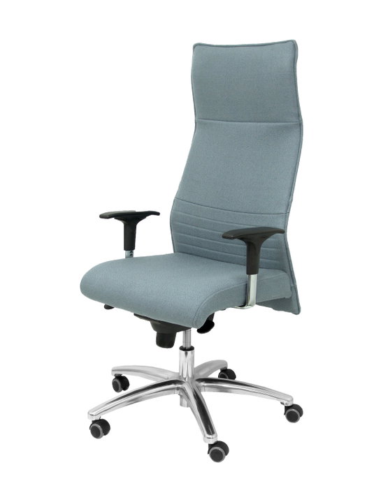 Sillón Albacete con mecanismo Sincro tapizada con Tela color Gris. Equipado con Base aluminio, Brazos 1D y Ruedas de parqué