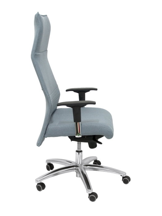Sillón Albacete con mecanismo Sincro tapizada con Tela color Gris. Equipado con Base aluminio, Brazos 1D y Ruedas de parqué