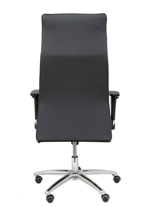 Sillón Albacete con mecanismo Sincro tapizada con Tela color Gris oscuro. Equipado con Base aluminio, Brazos 1D y Ruedas de parqué
