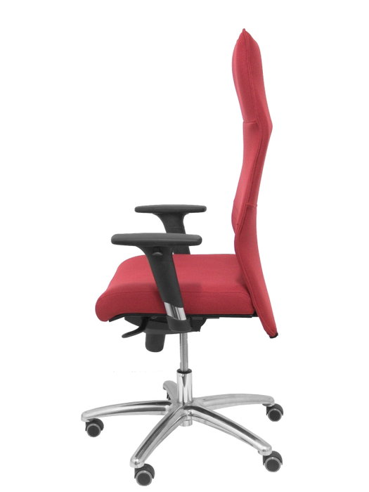 Sillón Albacete con mecanismo Sincro tapizada con Tela color Granate. Equipado con Base aluminio, Brazos 1D y Ruedas de parqué
