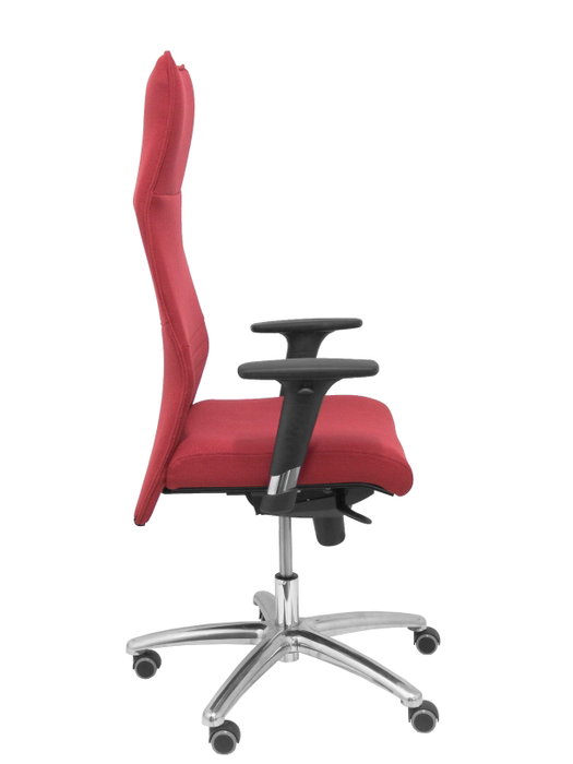 Sillón Albacete con mecanismo Sincro tapizada con Tela color Granate. Equipado con Base aluminio, Brazos 1D y Ruedas de parqué