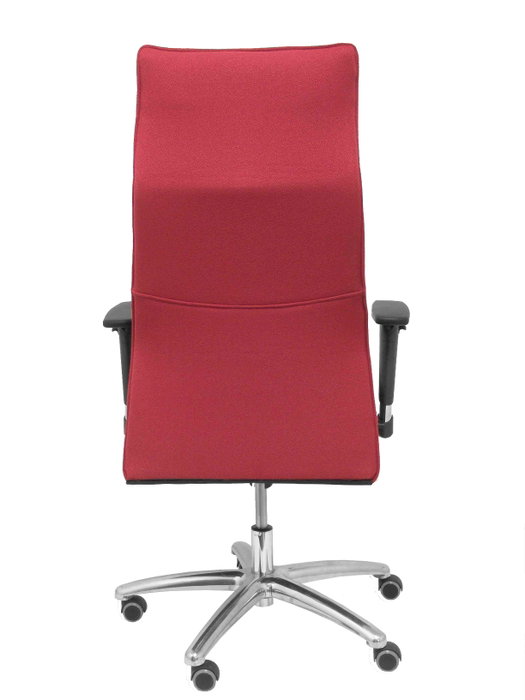 Sillón Albacete con mecanismo Sincro tapizada con Tela color Granate. Equipado con Base aluminio, Brazos 1D y Ruedas de parqué