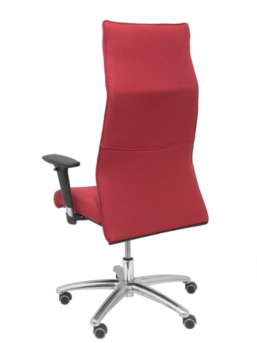 Sillón Albacete con mecanismo Sincro tapizada con Tela color Granate. Equipado con Base aluminio, Brazos 1D y Ruedas de parqué