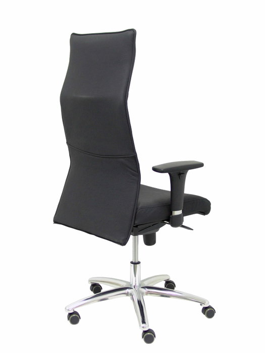 Sillón Albacete con mecanismo Sincro tapizada con Piel color Negro. Equipado con Base aluminio, Brazos 1D y Ruedas de parqué