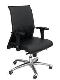 Silla Albacete confidente con mecanismo Sincro tapizada con Piel color Negro. Equipada con Base aluminio, Brazos 1D y Ruedas de parqué
