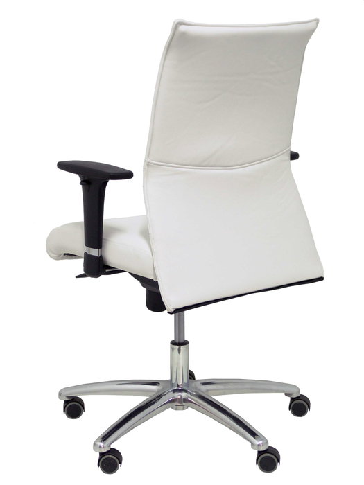 Silla Albacete confidente con mecanismo Sincro tapizada con Similpiel color Blanco. Equipada con Base aluminio, Brazos 1D y Ruedas de parqué