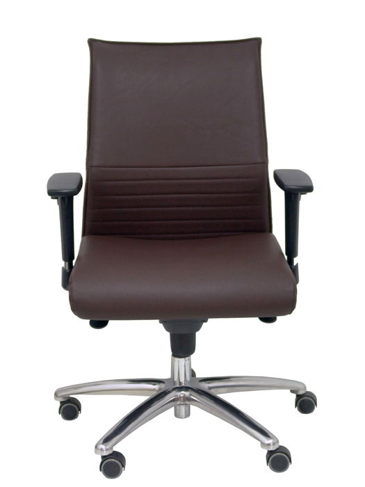 Silla Albacete confidente con mecanismo Sincro tapizada con Similpiel color Marrón. Equipada con Base aluminio, Brazos 1D y Ruedas de parqué Silla Albacete confidente con mecanismo Sincro tapizada con Similpiel color Marrón. Equipada con Base aluminio, Brazos 1D y Ruedas de parqué