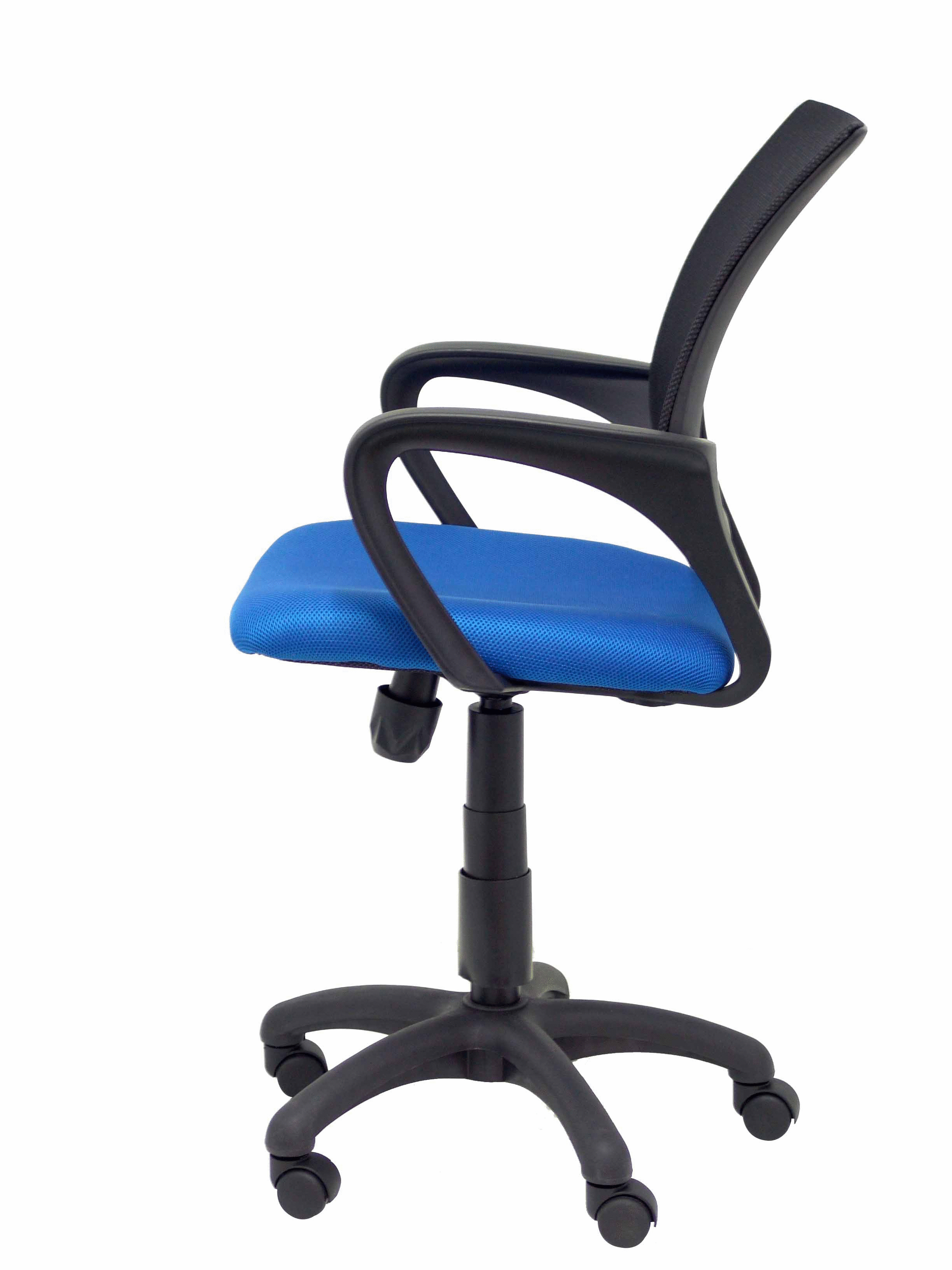 Silla de oficina Vianos con mecanismo Basculante tapizada con Tela color Azul y malla color Negro. Equipada con lumbar Fijo, Brazos fijos y Ruedas de nailon 50 mm