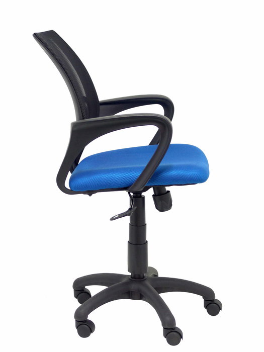 Silla de oficina Vianos con mecanismo Basculante tapizada con Tela color Azul y malla color Negro. Equipada con lumbar Fijo, Brazos fijos y Ruedas de nailon 50 mm