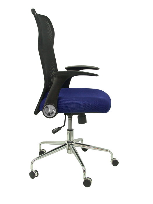 Silla de oficina Minaya con mecanismo Basculante tapizada con Tela color Azul y malla color Negro. Equipada con Base cromada, Brazos abatibles y Ruedas de nailon 50 mm