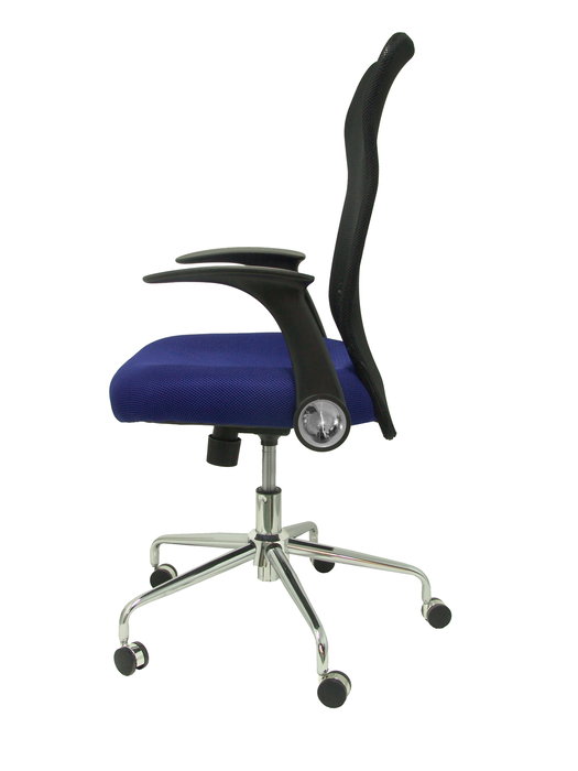 Silla de oficina Minaya con mecanismo Basculante tapizada con Tela color Azul y malla color Negro. Equipada con Base cromada, Brazos abatibles y Ruedas de nailon 50 mm