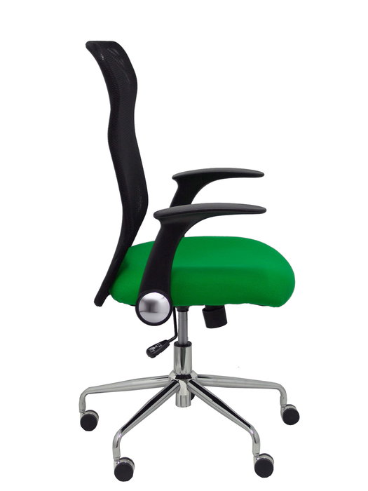 Silla de oficina Minaya con mecanismo Basculante tapizada con Tela color Verde y malla color Negro. Equipada con Base cromada, Brazos abatibles y Ruedas de nailon 50 mm