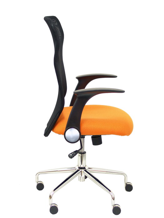 Silla de oficina Minaya con mecanismo Basculante tapizada con Tela color Naranja y malla color Negro. Equipada con Base cromada, Brazos abatibles y Ruedas de nailon 50 mm