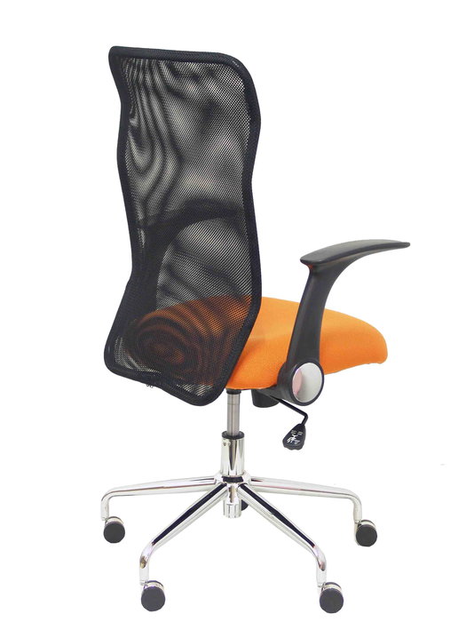 Silla de oficina Minaya con mecanismo Basculante tapizada con Tela color Naranja y malla color Negro. Equipada con Base cromada, Brazos abatibles y Ruedas de nailon 50 mm