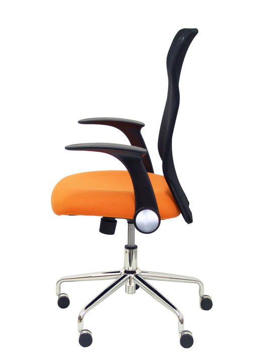 Silla de oficina Minaya con mecanismo Basculante tapizada con Tela color Naranja y malla color Negro. Equipada con Base cromada, Brazos abatibles y Ruedas de nailon 50 mm