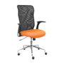 PIQUERAS Y CRESPO Silla Minaya con brazos abatibles, asiento naranja y respaldo de malla negro