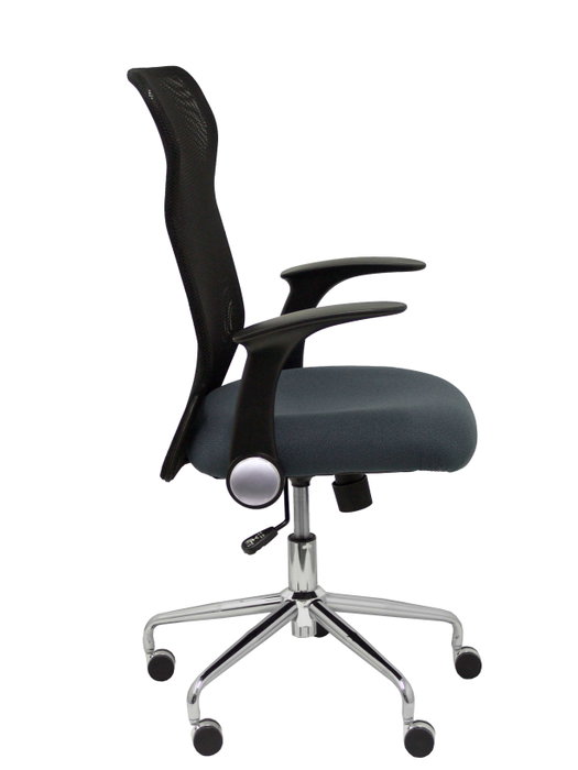 Silla de oficina Minaya con mecanismo Basculante tapizada con Tela color Gris oscuro y malla color Negro. Equipada con Base cromada, Brazos abatibles y Ruedas de nailon 50 mm