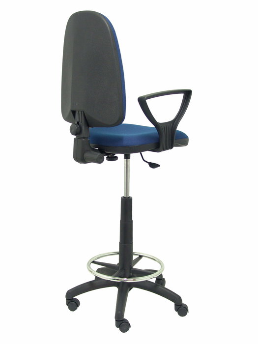 Taburete Aýna con mecanismo Contacto permanente básico tapizada con Tela color Azul marino. Equipado con Base poliamida negra, Brazos fijos y Ruedas de nailon 50 mm