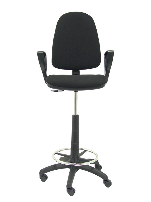 Taburete Aýna con mecanismo Contacto permanente básico tapizada con Tela color Negro. Equipado con Base poliamida negra, Brazos fijos y Ruedas de nailon 50 mm