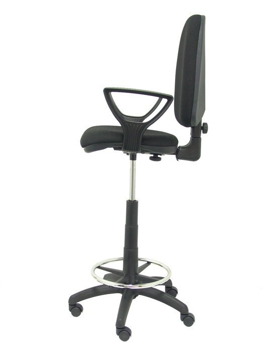 Taburete Aýna con mecanismo Contacto permanente básico tapizada con Tela color Negro. Equipado con Base poliamida negra, Brazos fijos y Ruedas de nailon 50 mm
