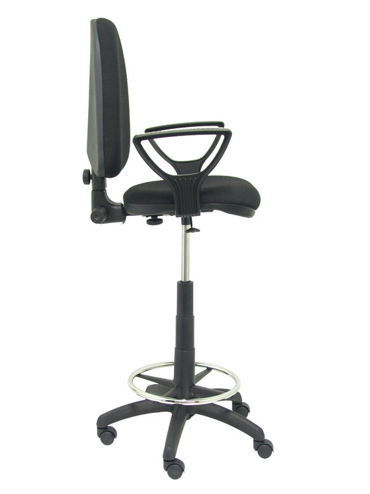 Taburete Aýna con mecanismo Contacto permanente básico tapizada con Tela color Negro. Equipado con Base poliamida negra, Brazos fijos y Ruedas de nailon 50 mm