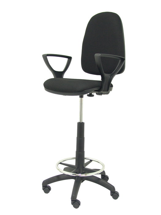 Taburete Aýna con mecanismo Contacto permanente básico tapizada con Tela color Negro. Equipado con Base poliamida negra, Brazos fijos y Ruedas de nailon 50 mm