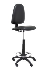 Taburete Aýna con mecanismo Contacto permanente básico tapizada con Similpiel color Negro. Equipado con Base poliamida negra, Sin brazos y Ruedas de nailon 50 mm